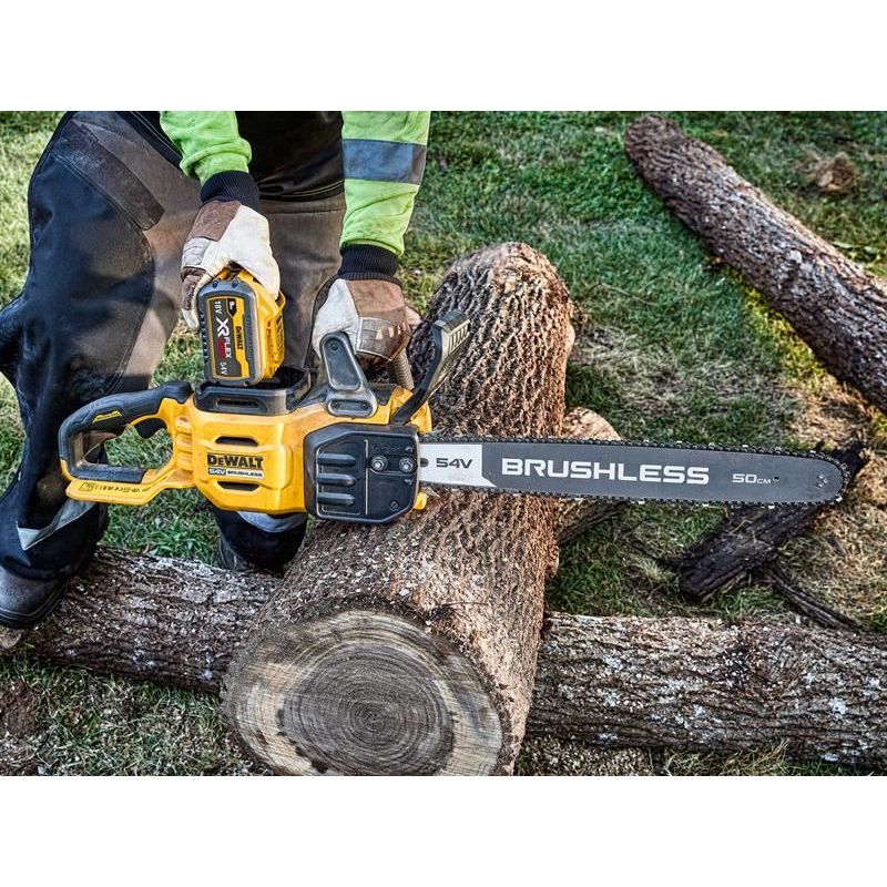 Dewalt Power Tools DCMCS575X XR FlexVolt Chainsaw 50cm Bar 54V 1 x 3.0Ah Li-ion DeWALT Power Tools - RockBottom Northampton
